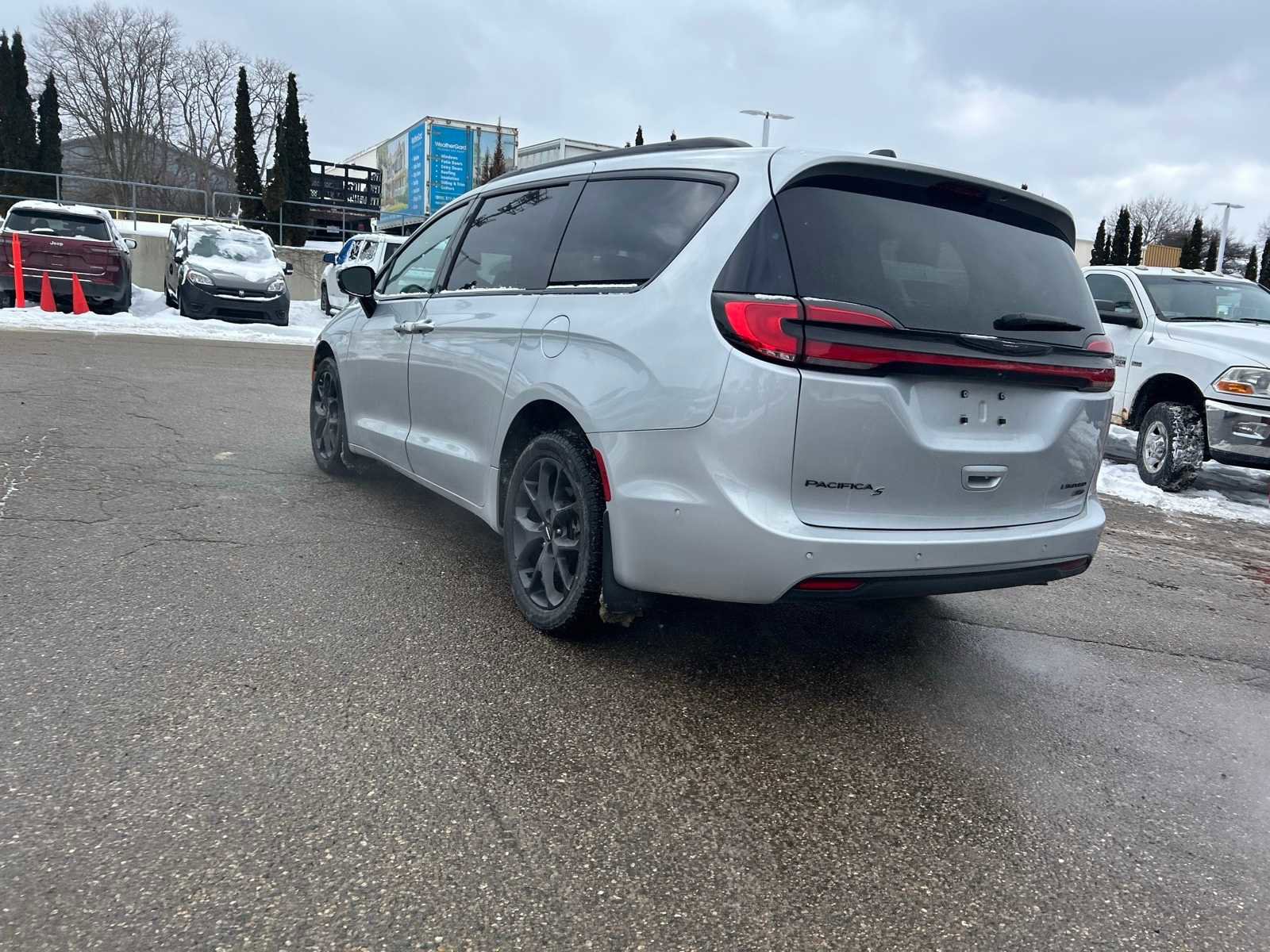 Used 2023 Chrysler Pacifica Limited w/ Uconnect Theater Family Group image 26