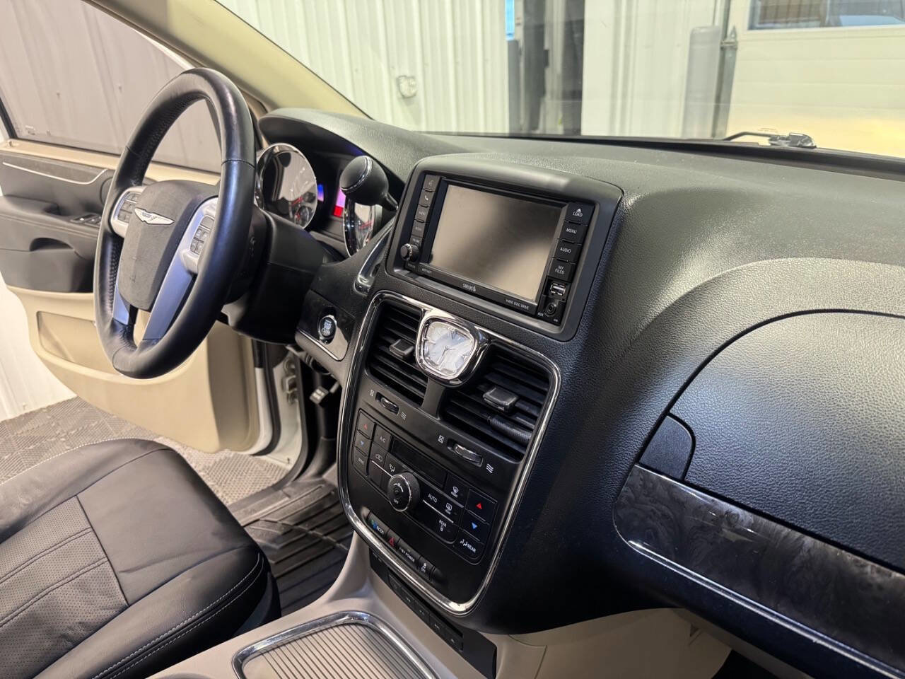 Used 2015 Chrysler Town & Country Touring-L w/ Driver Convenience Group image 24