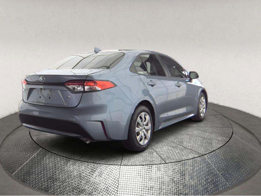 Used 2022 Toyota Corolla LE image 2