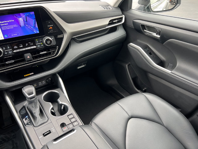 Used 2023 Toyota Highlander XLE AWD/4WD image 32