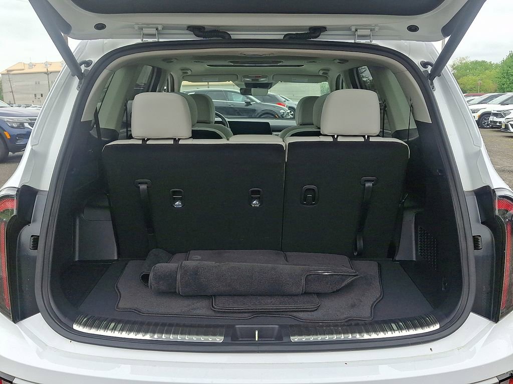 Certified 2025 Kia Telluride SX w/ SX Captain's Chair Package FWD image 30