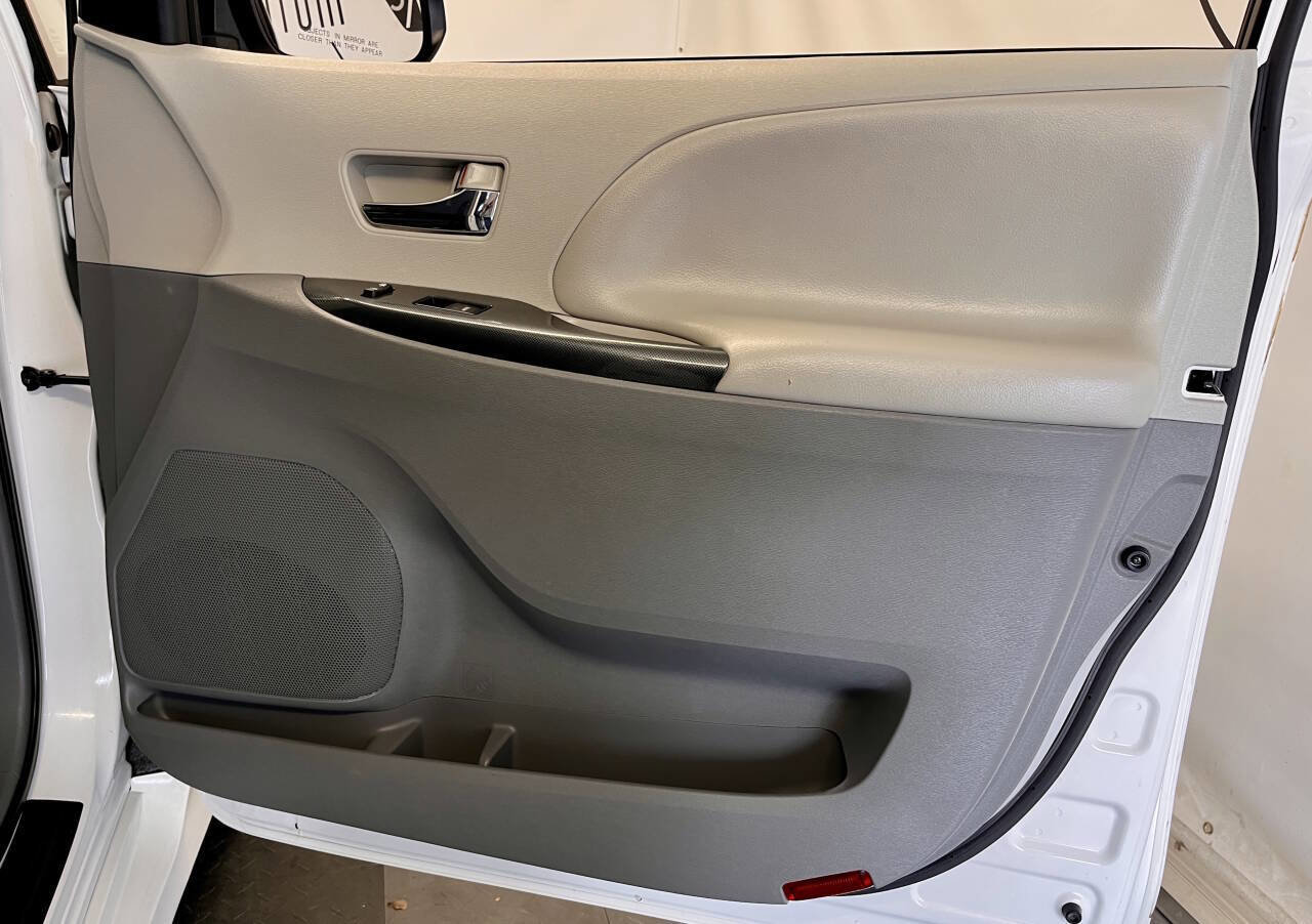 Used 2012 Toyota Sienna SE FWD image 21