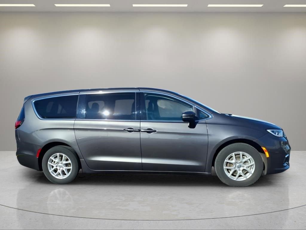 Used 2023 Chrysler Pacifica Touring-L FWD image 2