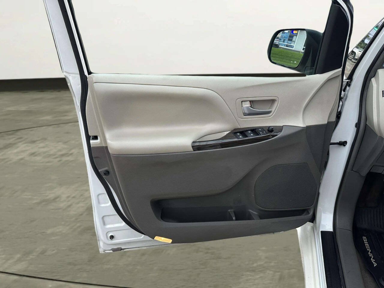 Used 2018 Toyota Sienna XLE FWD image 10