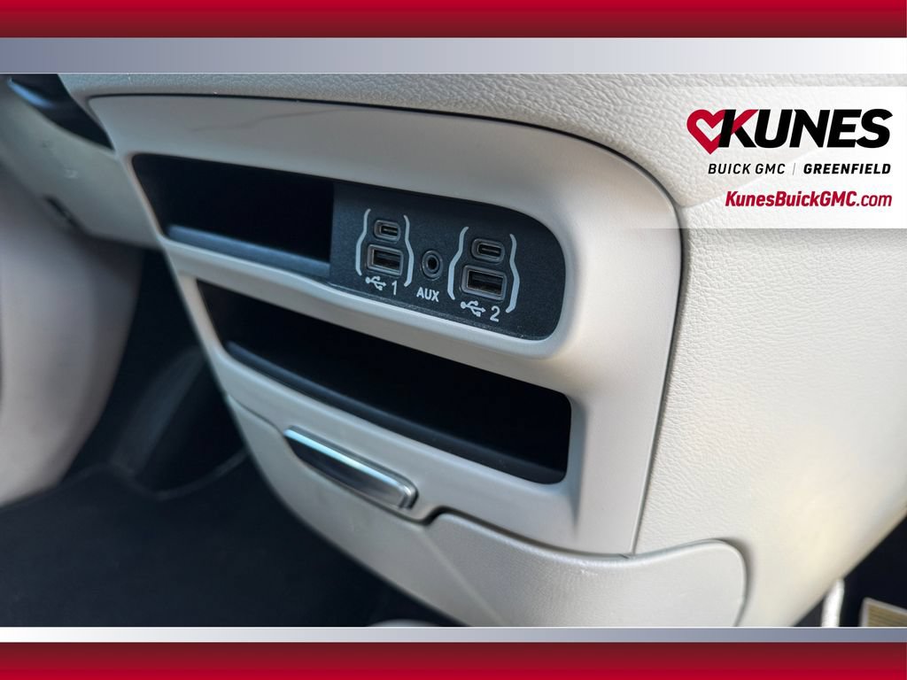 Used 2024 Chrysler Pacifica Touring-L FWD image 39