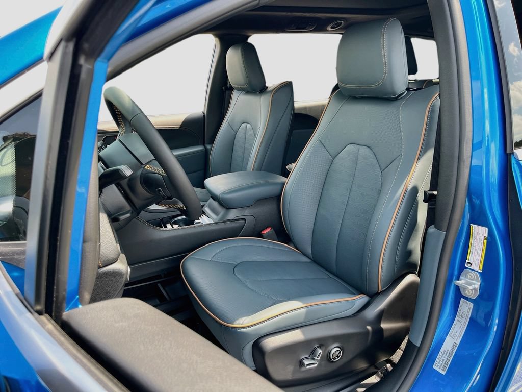 New 2027 Chrysler Pacifica Pinnacle w/ Theater Group FWD image 19