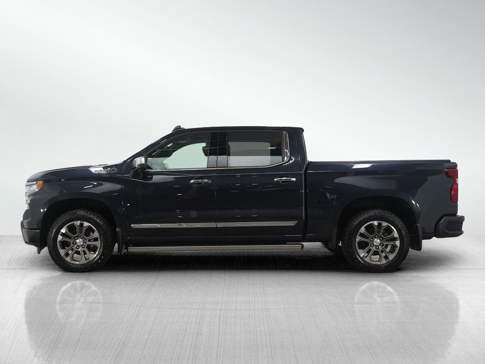 Used 2023 Chevrolet Silverado 1500 High Country w/ Technology Package image 2