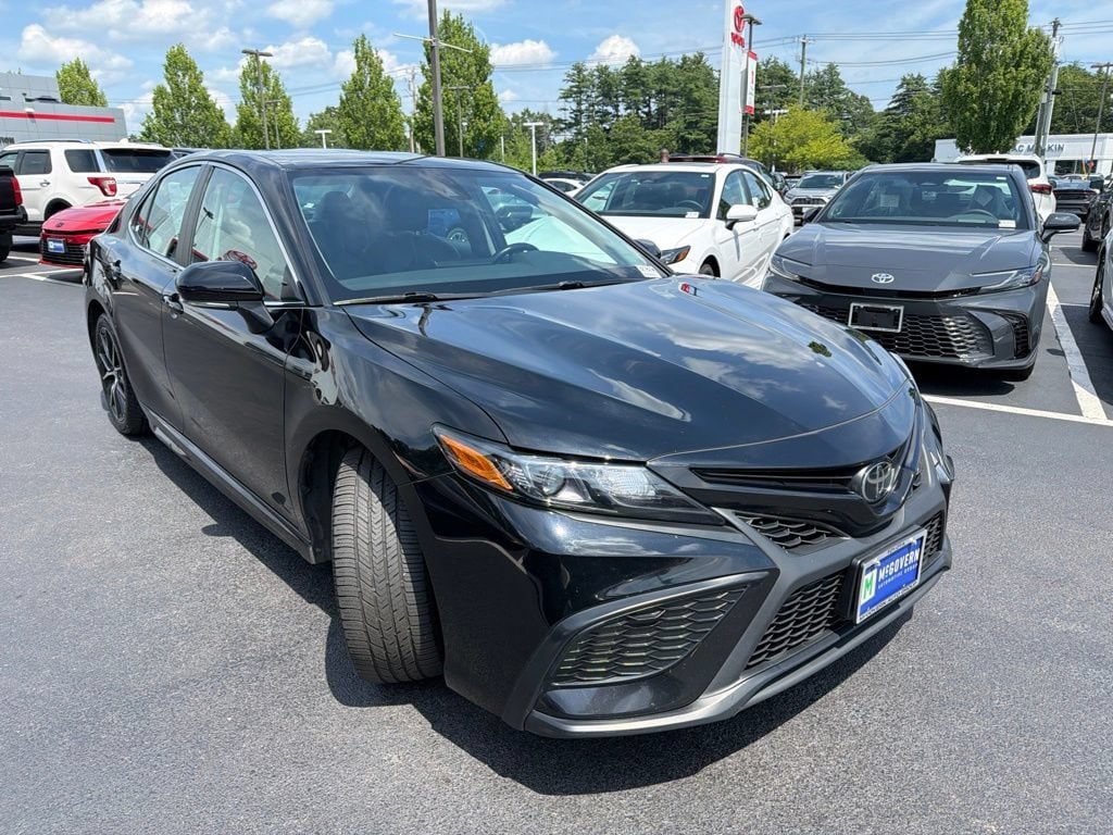 Used 2024 Toyota Camry SE w/ Cold Weather Package FWD image 3