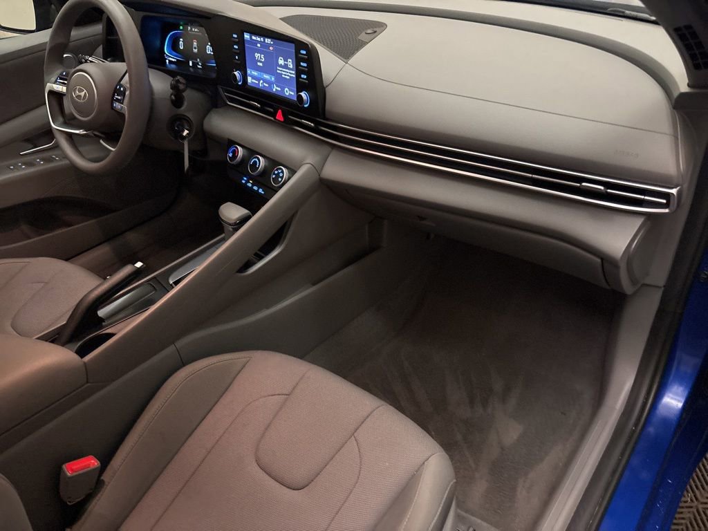 Certified 2025 Hyundai Elantra SE image 23