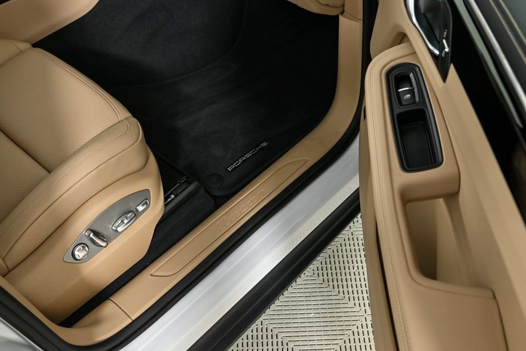 Certified 2025 Porsche Macan image 25