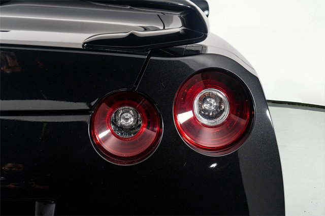 Used 2015 Nissan GT-R Premium image 12