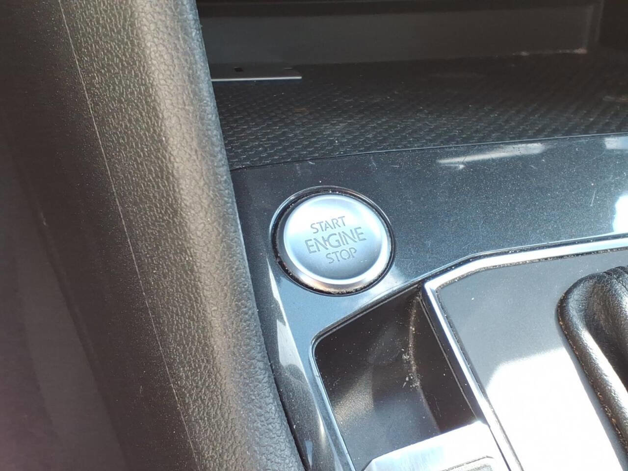 Used 2018 Volkswagen Tiguan SE w/ Panoramic Sunroof Package FWD image 23