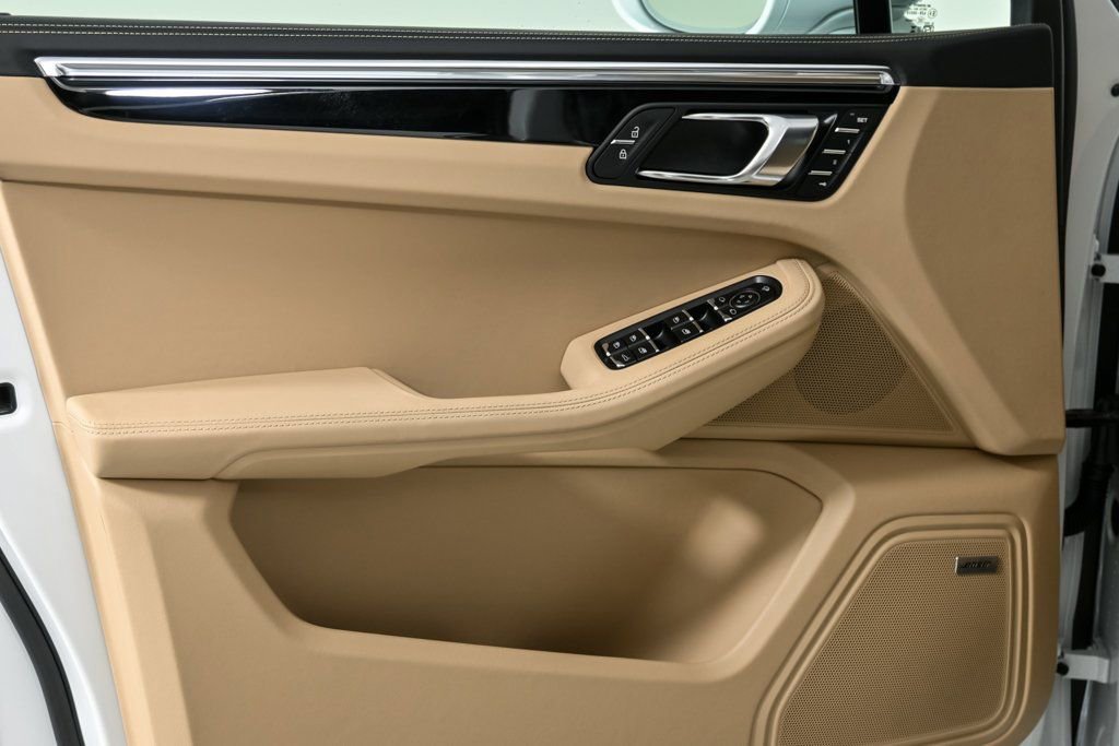 Certified 2025 Porsche Macan image 6