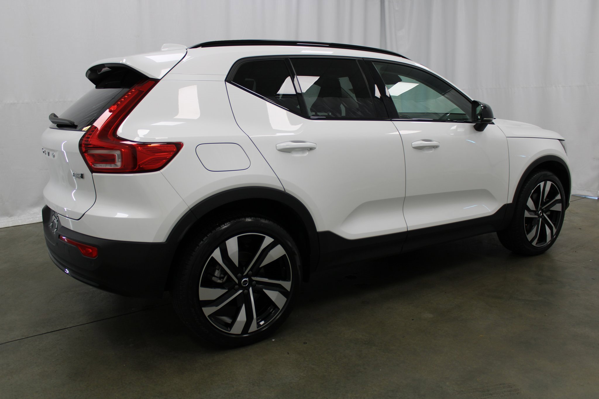 Used 2025 Volvo XC40 B5 Plus image 5