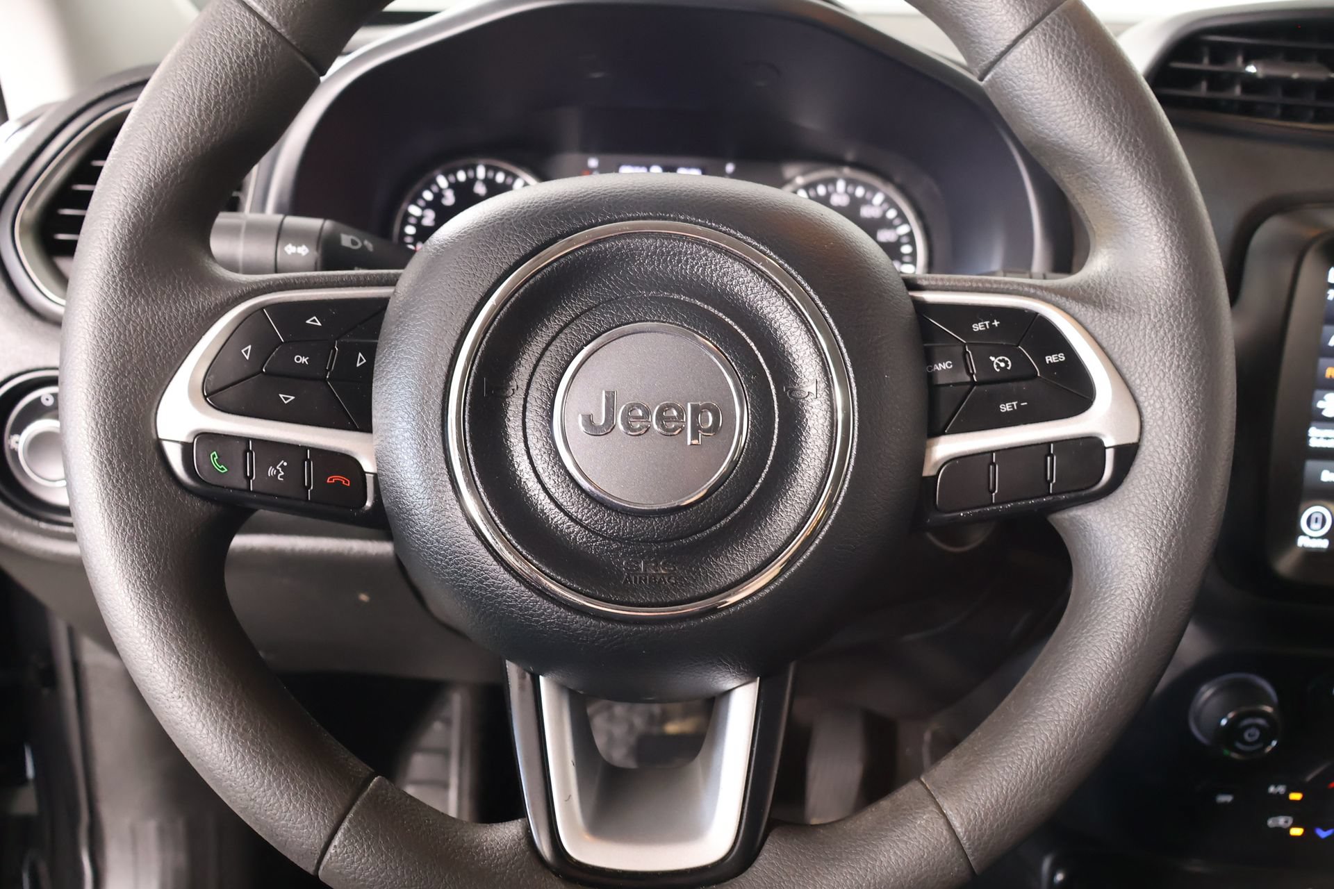 Used 2023 Jeep Renegade Latitude AWD/4WD image 3