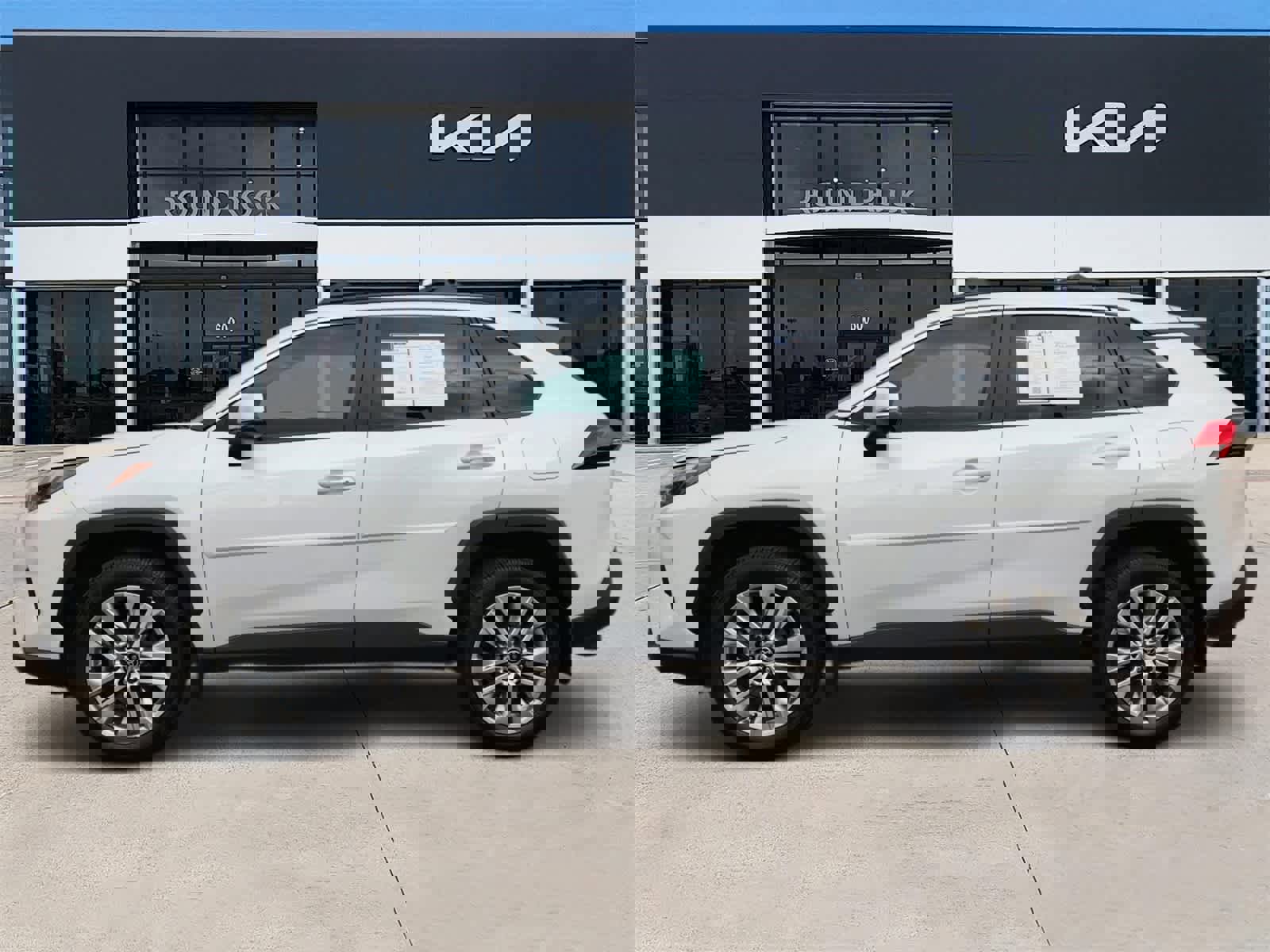 Used 2024 Toyota RAV4 XLE Premium image 4