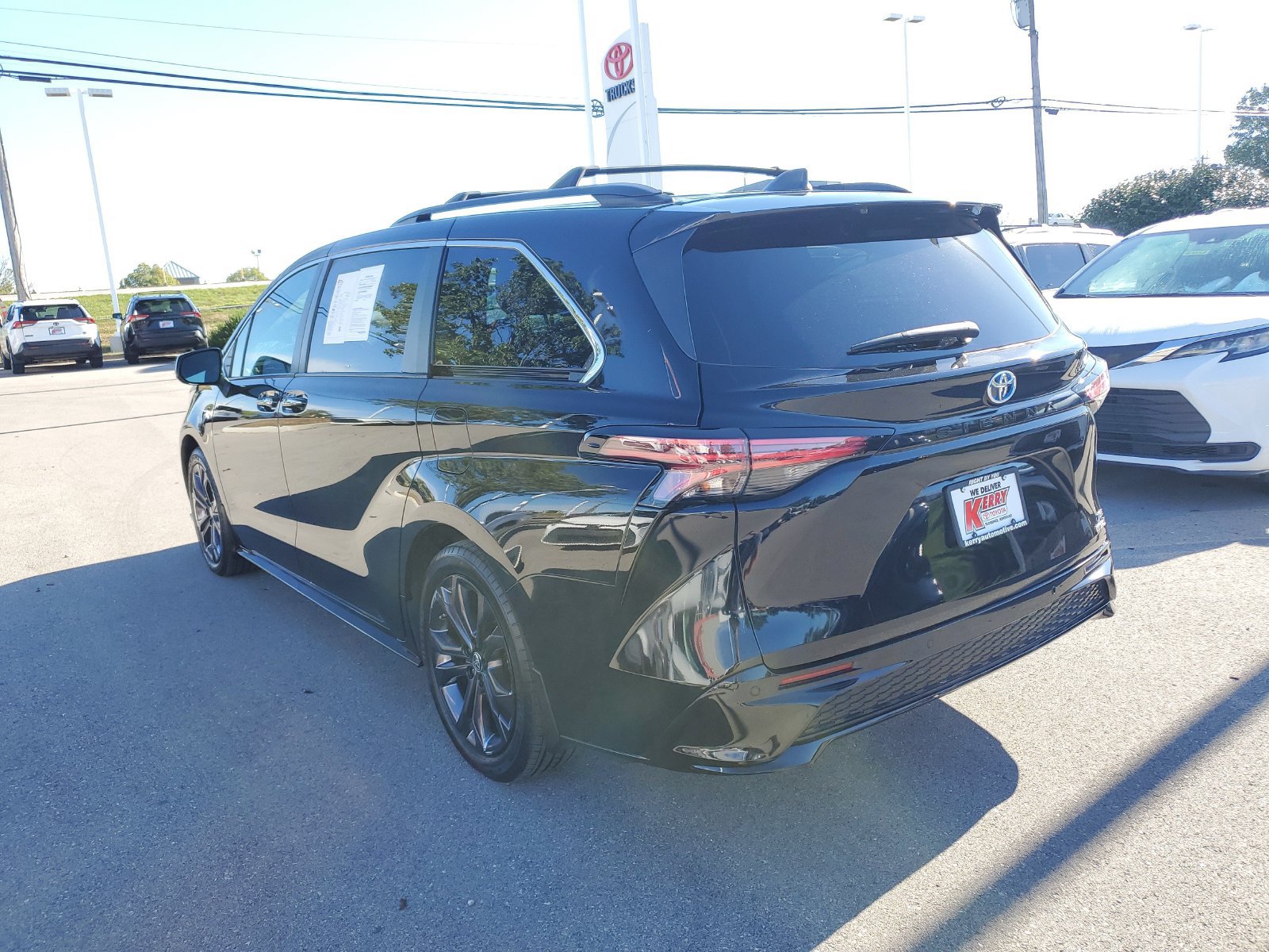 Certified 2024 Toyota Sienna XSE w/ XSE Plus Package FWD image 3