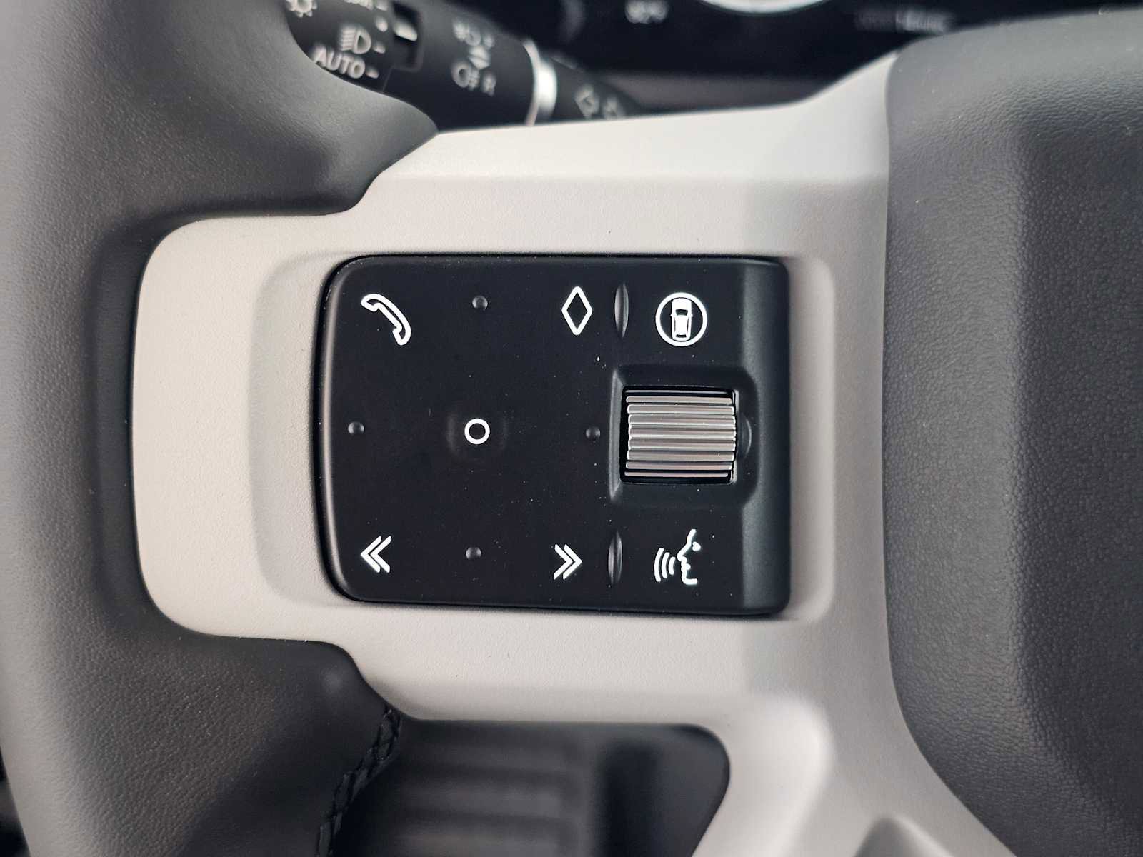 New 2026 Land Rover Defender 110 X-Dynamic SE image 27