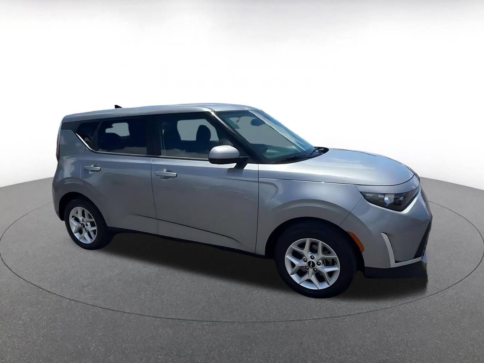 Used 2025 Kia Soul LX w/ LX Technology Package FWD image 2