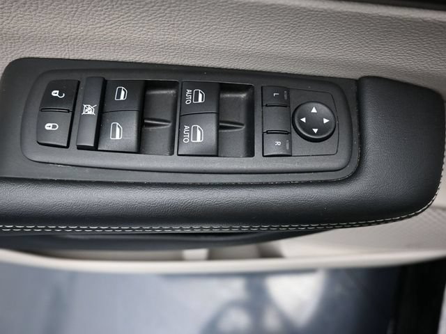 Used 2024 Chrysler Pacifica Limited FWD image 13