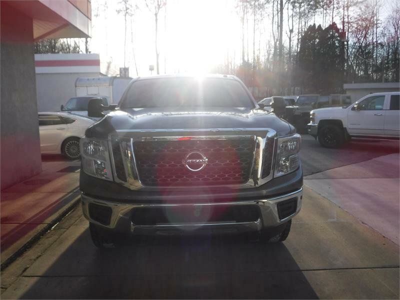 Used 2018 Nissan Titan SV w/ SV Convenience Package image 16