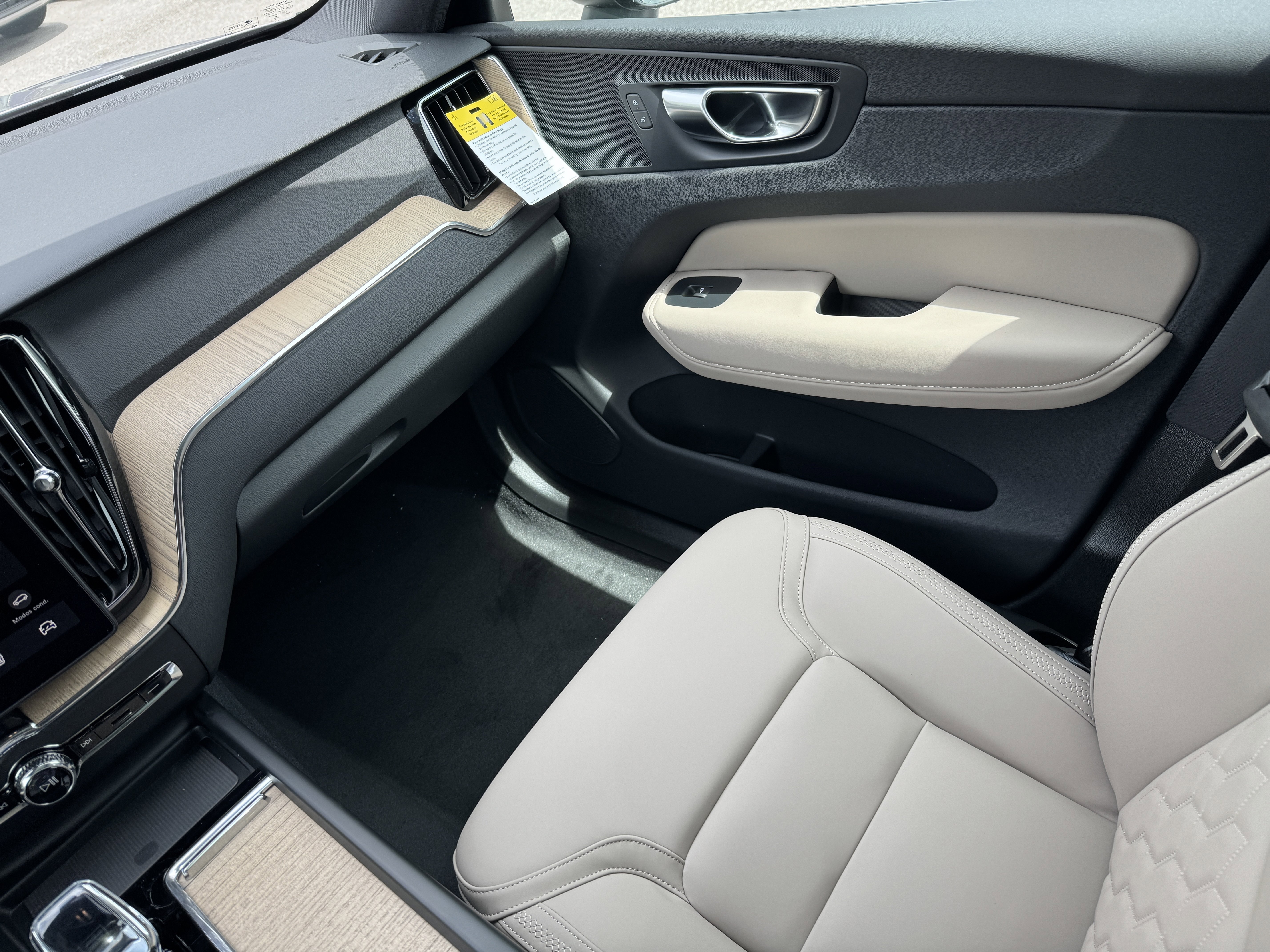 New 2026 Volvo XC60 B5 Core w/ Protection Package image 15