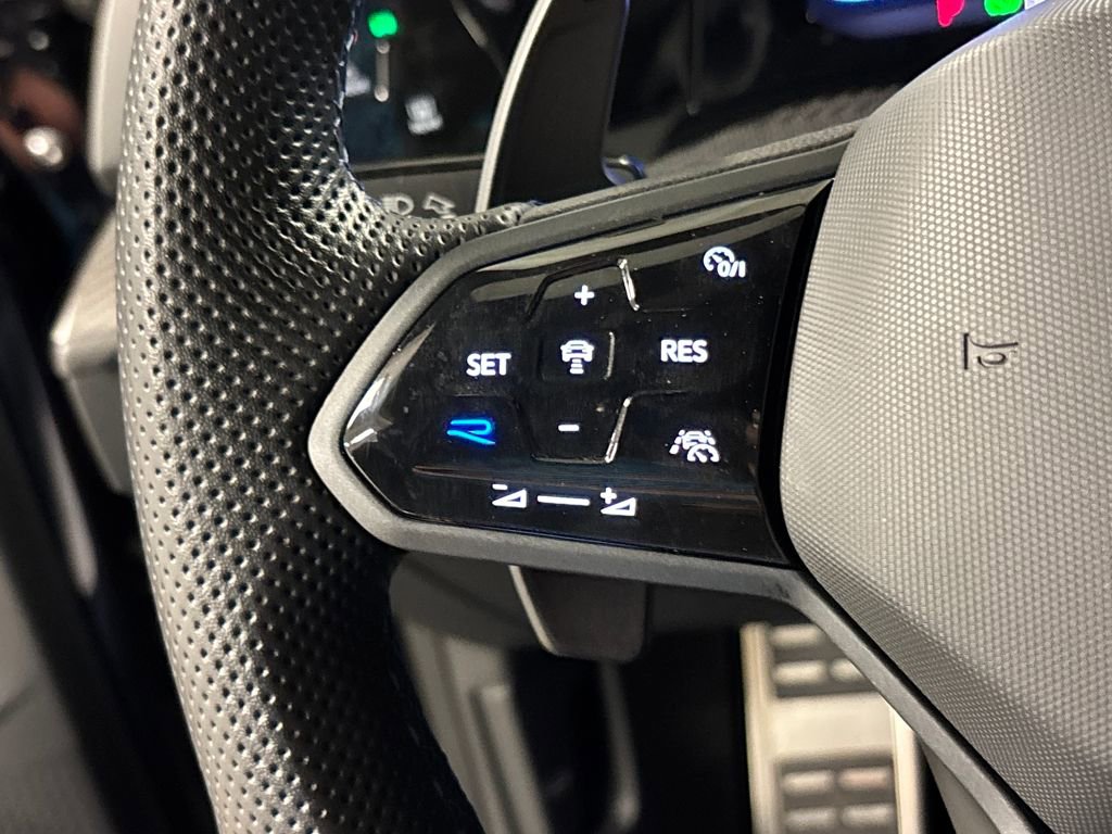 Used 2023 Volkswagen Golf 20th Anniversary Edition AWD/4WD image 31