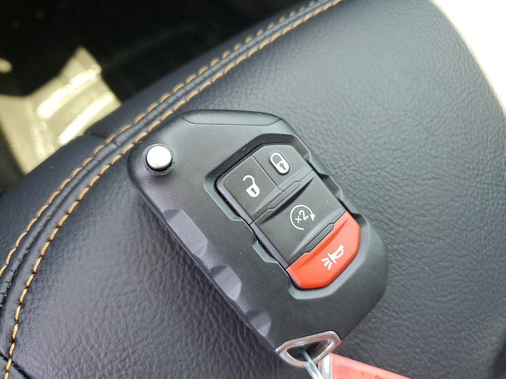 Used 2025 Jeep Gladiator Sport image 28