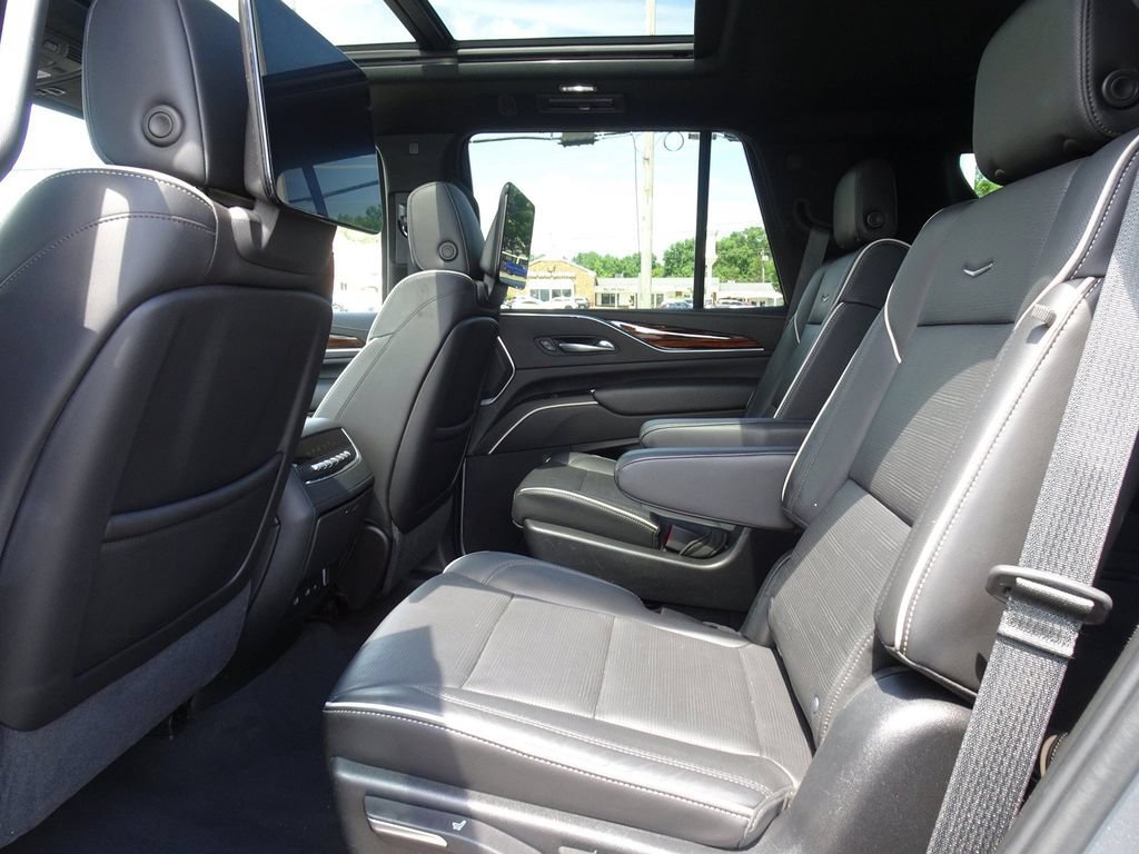 Used 2021 Cadillac Escalade Premium Luxury AWD/4WD image 16