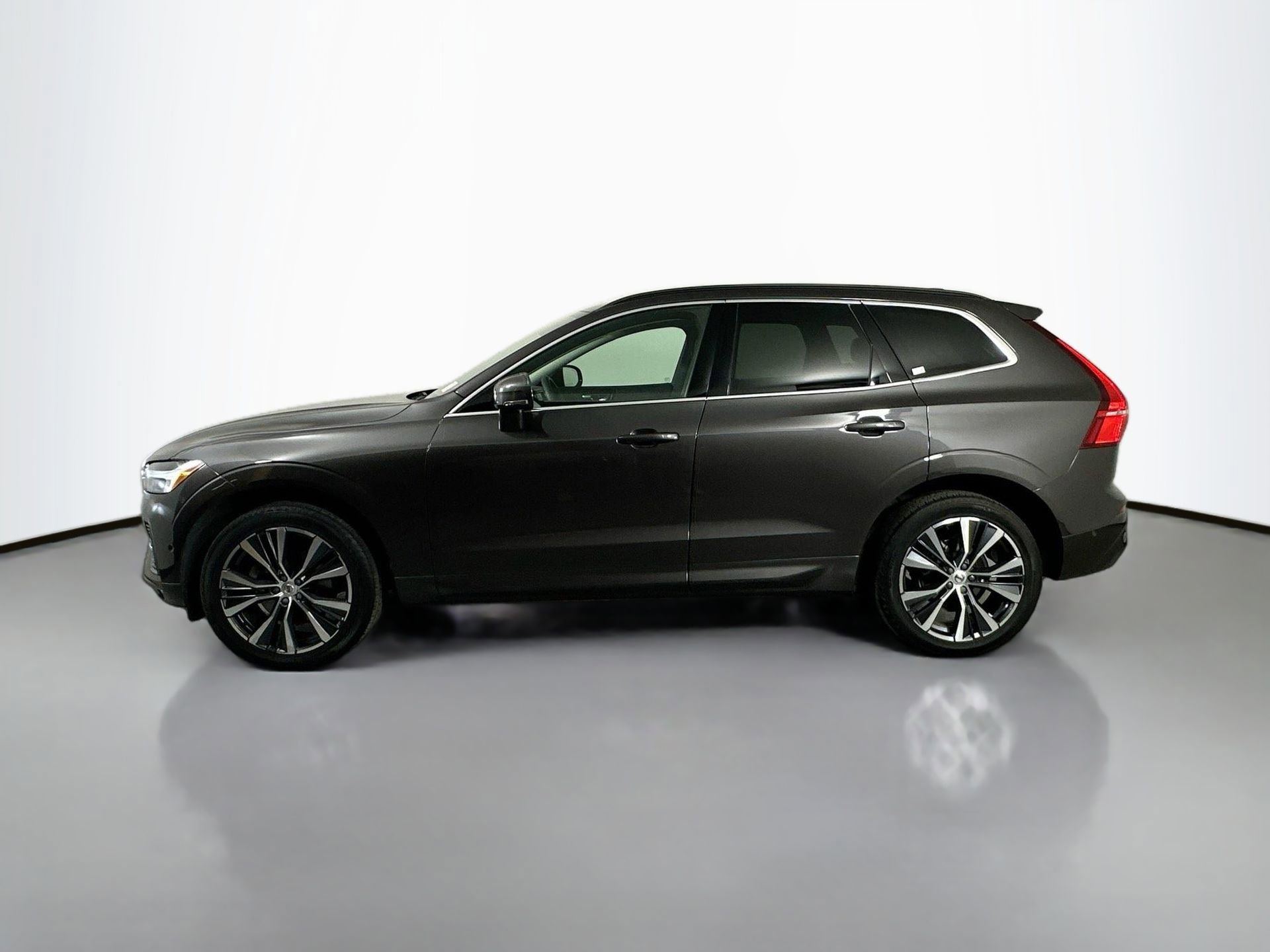 Certified 2022 Volvo XC60 B5 Momentum w/ Advanced Package image 9