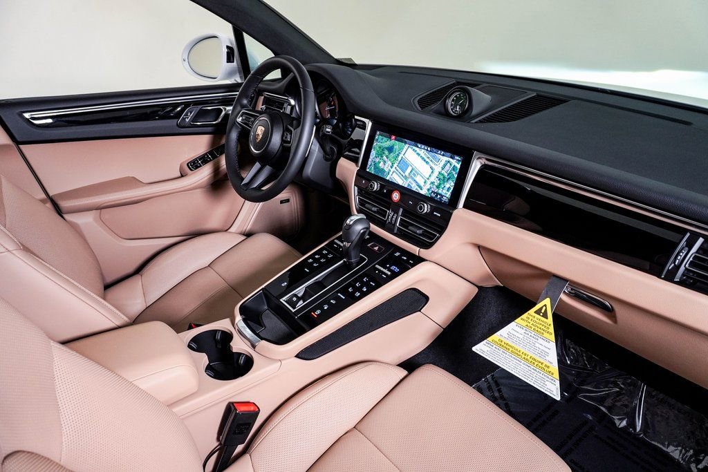 Certified 2025 Porsche Macan image 14
