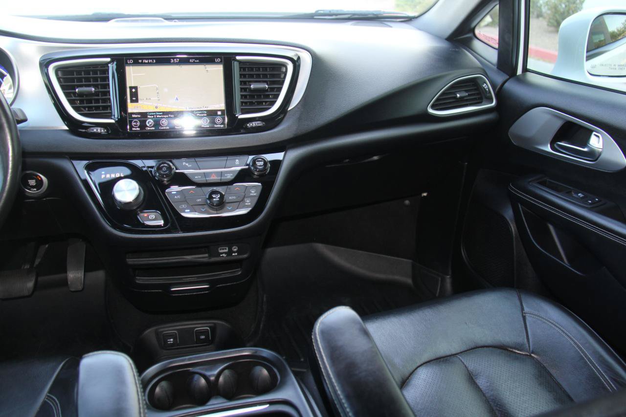 Used 2020 Chrysler Pacifica Touring-L w/ S Appearance Package FWD image 10