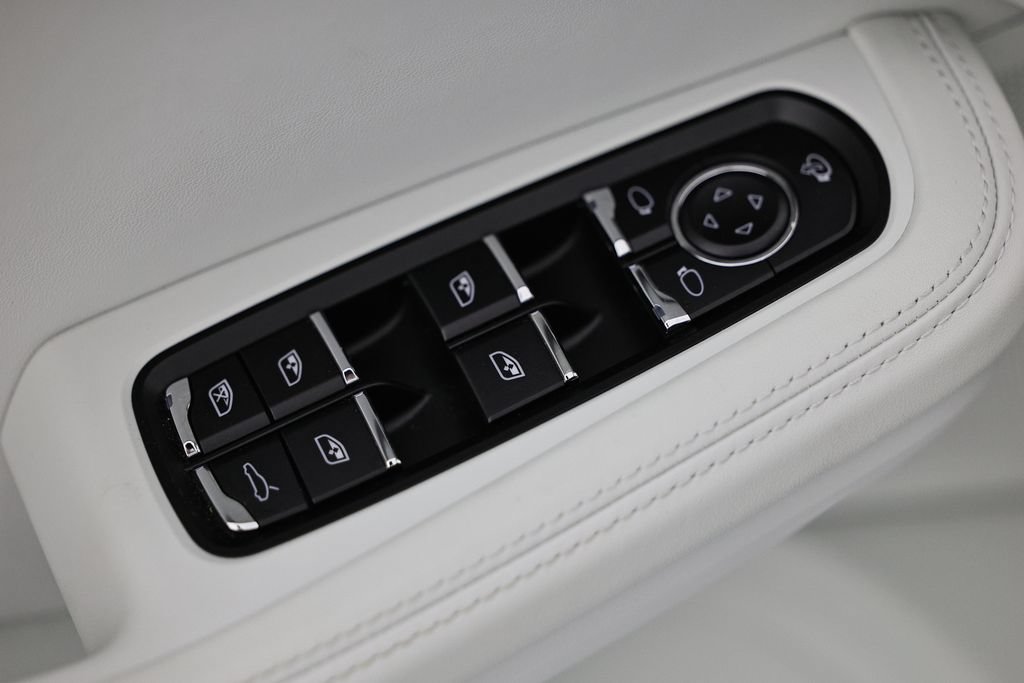 Certified 2026 Porsche Macan AWD/4WD image 21