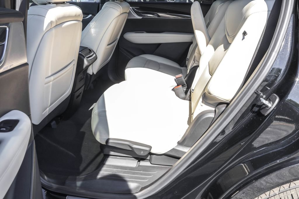 Used 2023 Cadillac XT6 Sport w/ Technology Package AWD/4WD image 32