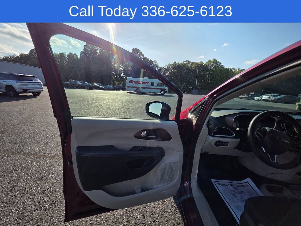 Used 2023 Chrysler Voyager LX FWD image 8