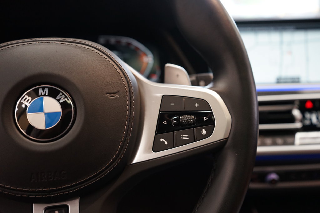 Used 2022 BMW X7 xDrive40i w/ M Sport Package AWD/4WD image 38