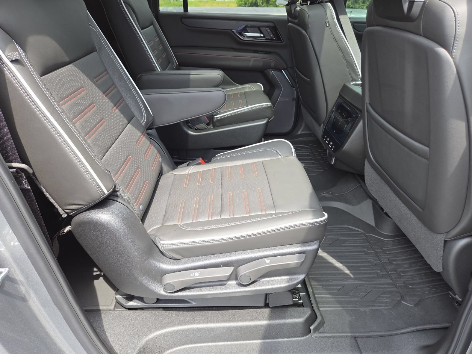 New 2026 GMC Yukon XL AT4 Ultimate w/ LPO, Floor Liner Package AWD/4WD image 27