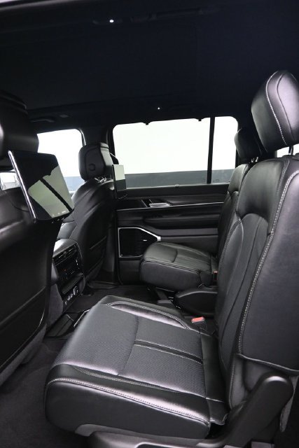 Used 2024 Jeep Wagoneer L Series III w/ Premium Group I AWD/4WD image 7
