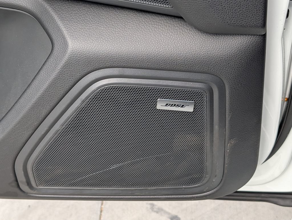 Certified 2025 Porsche Macan AWD/4WD image 17