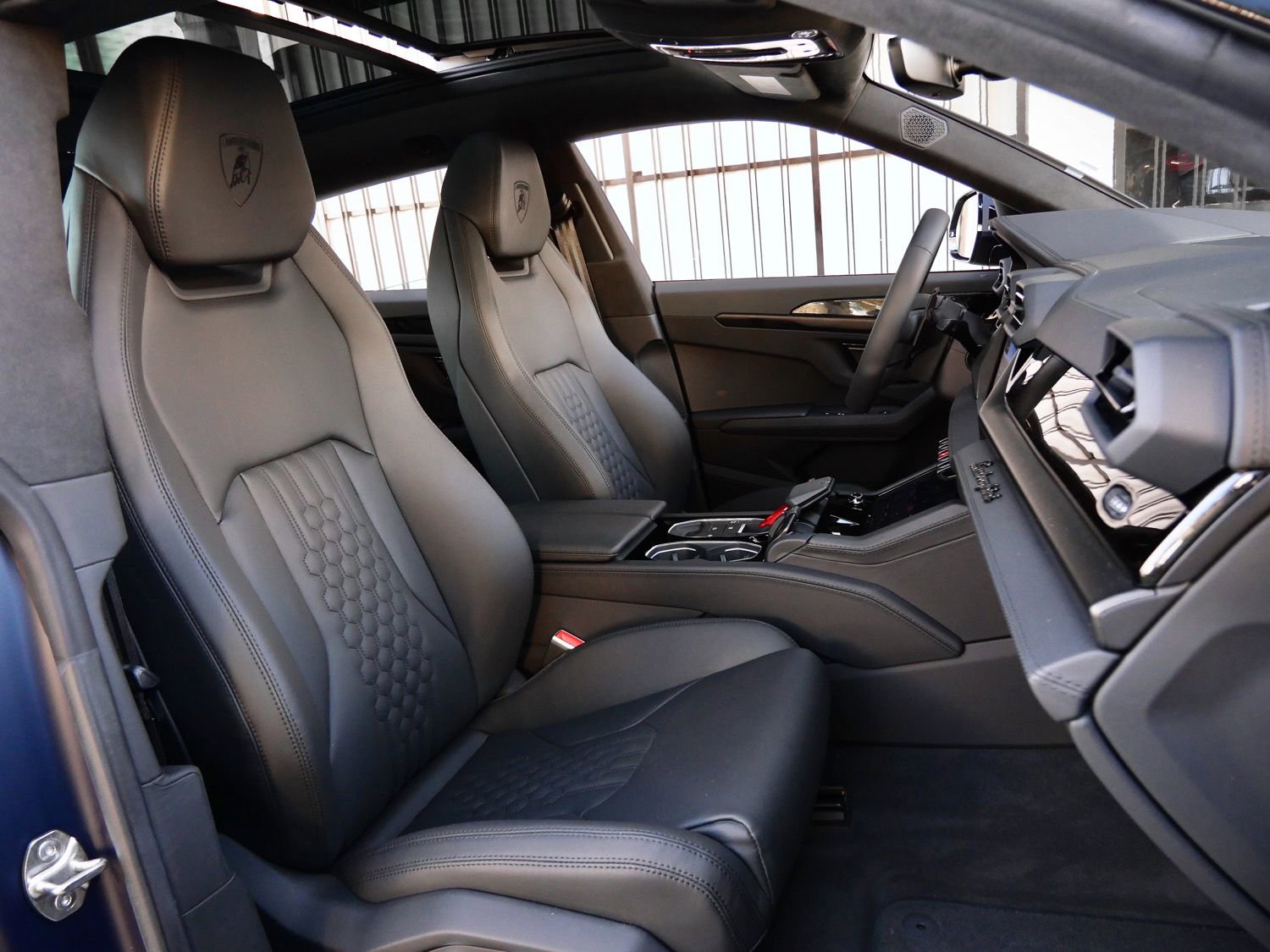 Used 2025 Lamborghini Urus SE image 8