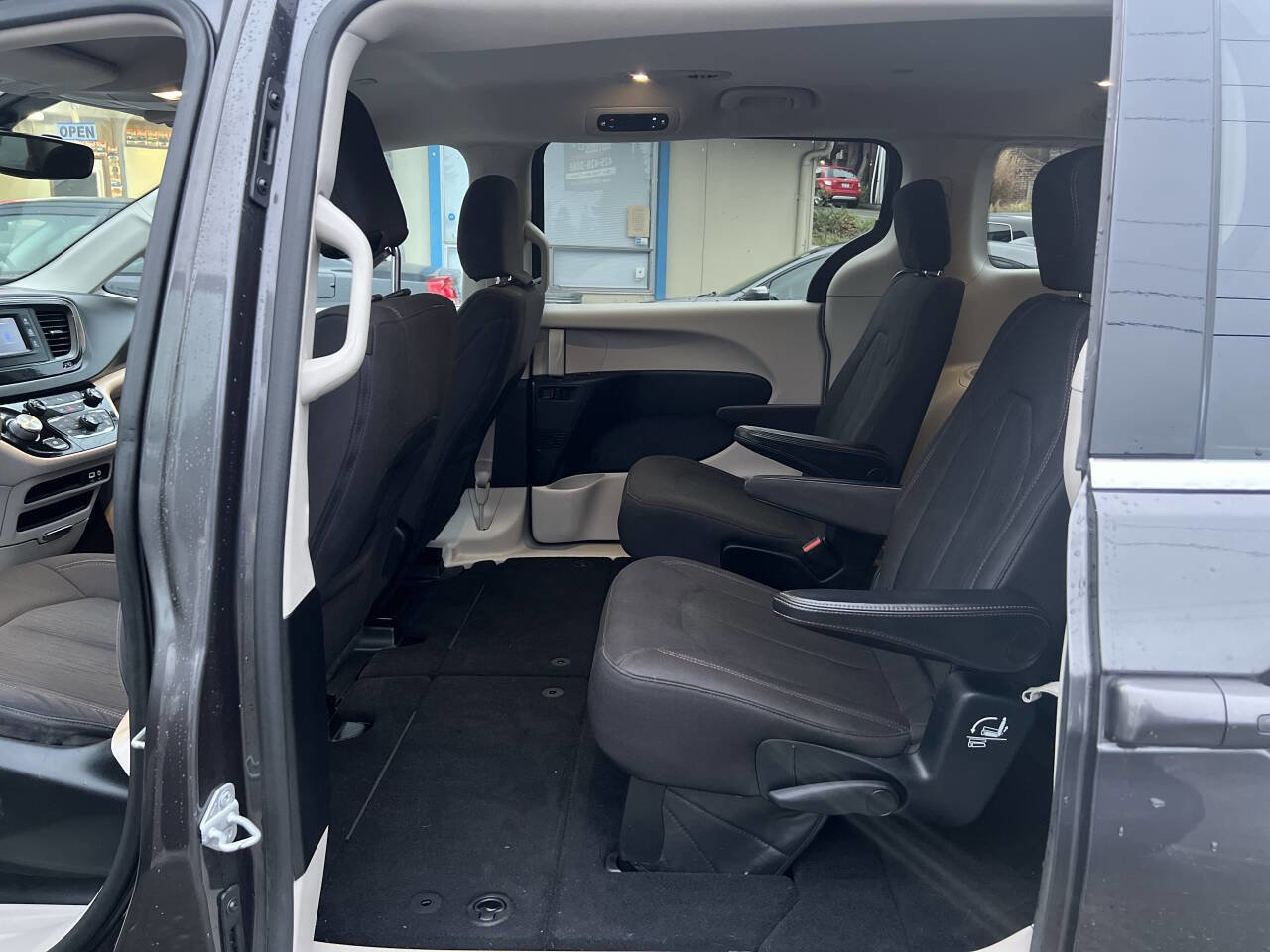 Used 2017 Chrysler Pacifica Touring image 23
