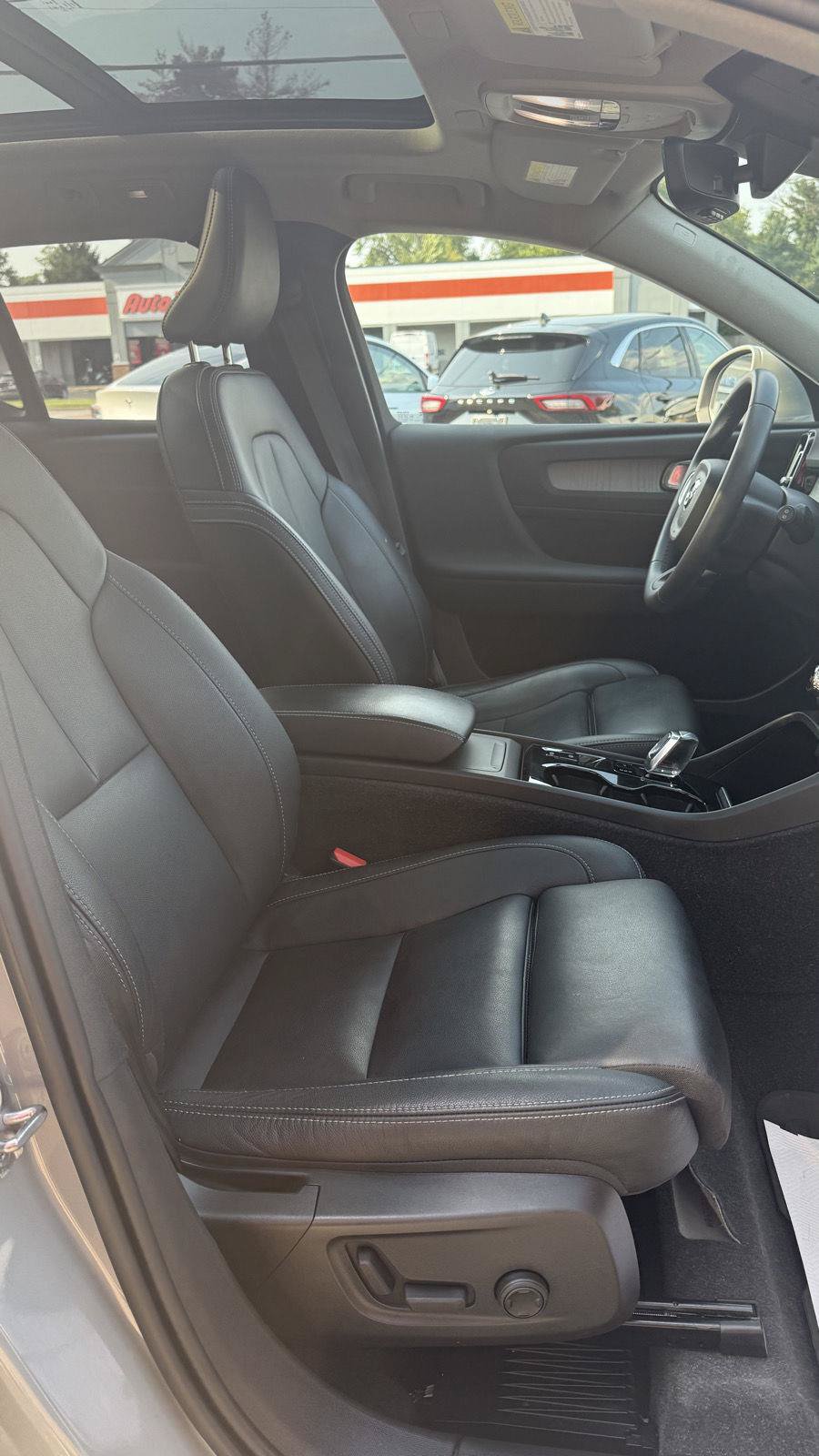 Used 2024 Volvo XC40 B5 Plus AWD/4WD image 15