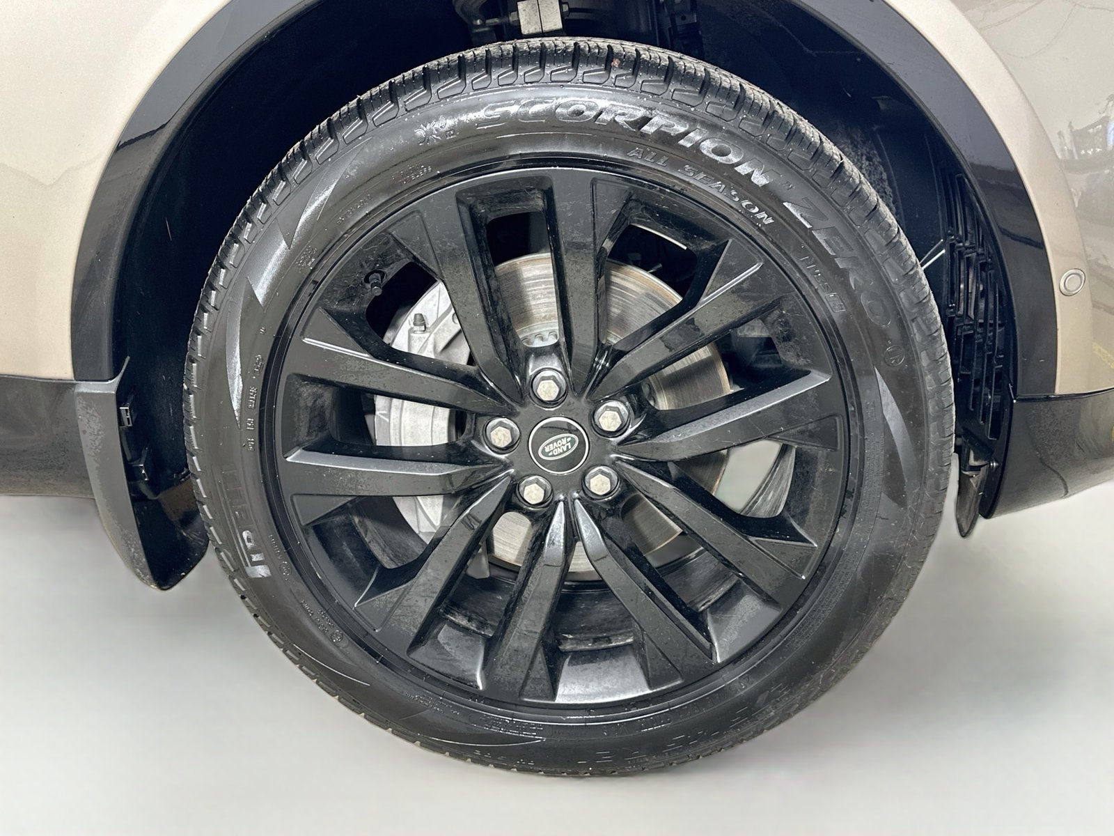 Used 2026 Land Rover Discovery Dynamic SE AWD/4WD image 10