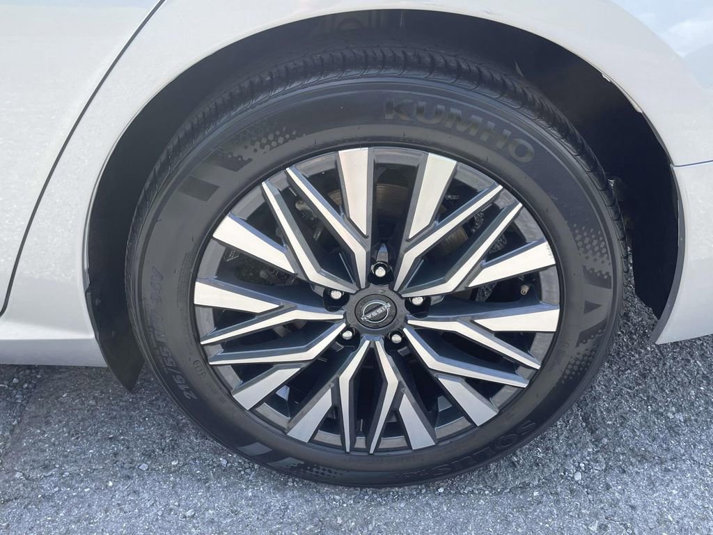 Used 2025 Nissan Altima 2.5 SV FWD image 9