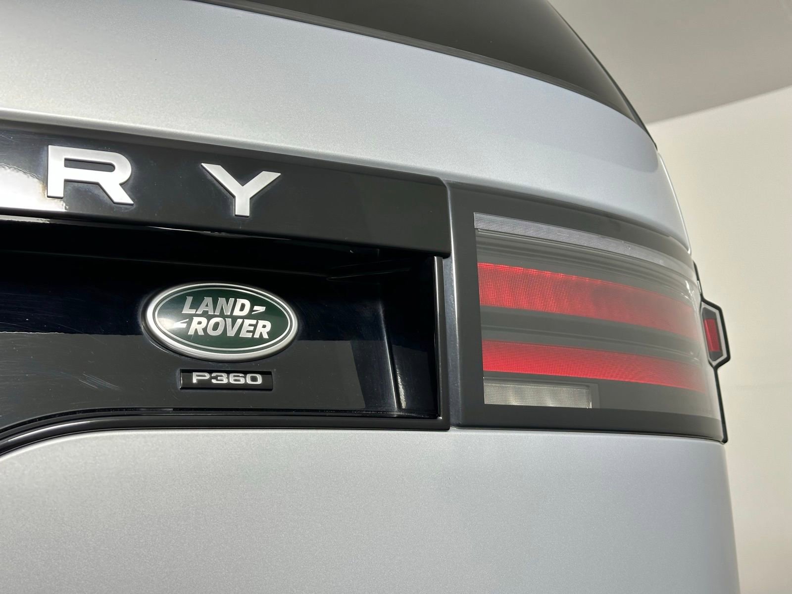 Used 2023 Land Rover Discovery Metropolitan Edition image 37