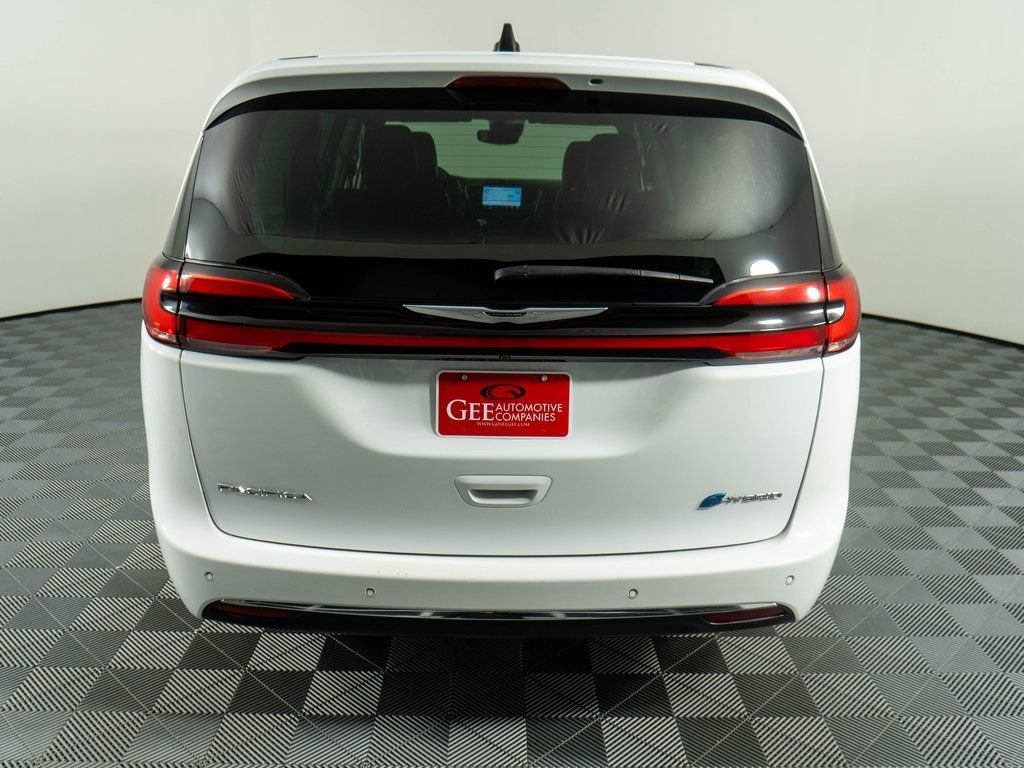Used 2024 Chrysler Pacifica Select image 5
