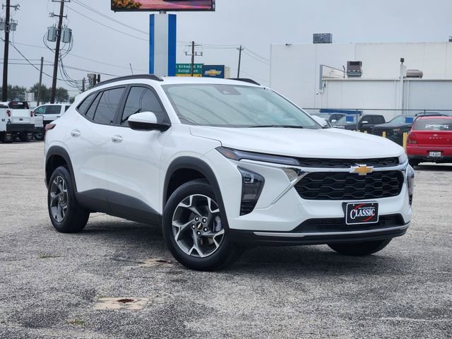 Used 2025 Chevrolet Trax LT FWD image 1
