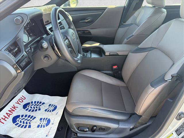 Used 2025 Lexus ES 300h w/ Premium Package image 10