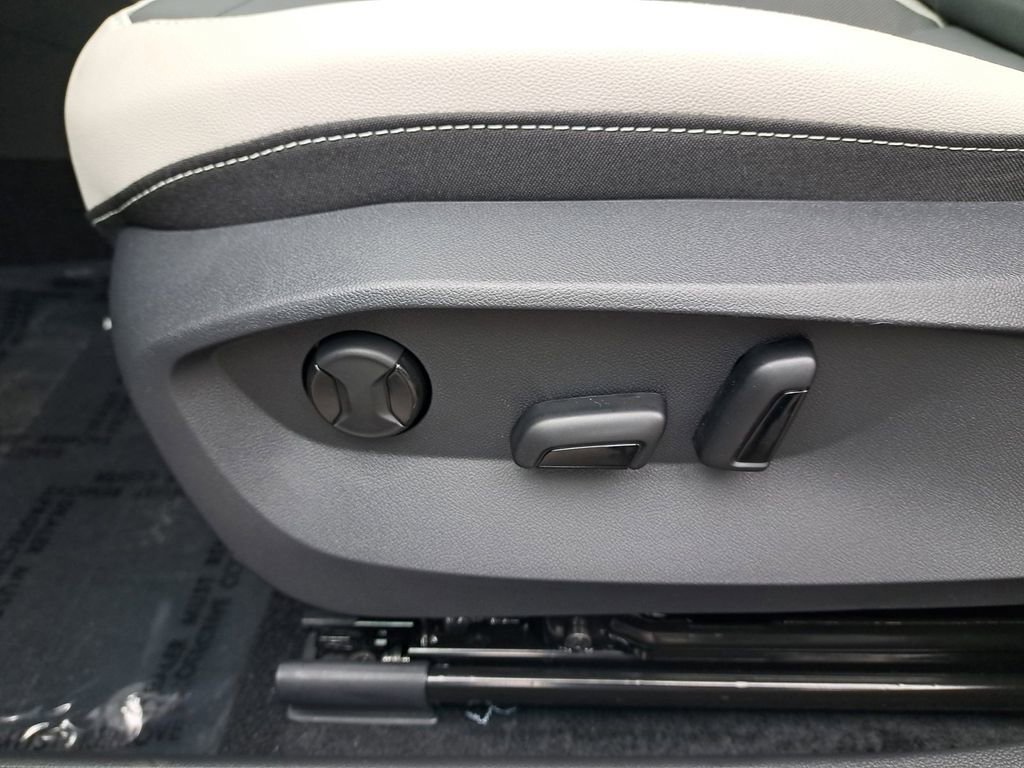 New 2025 Volkswagen Taos SE AWD/4WD image 32