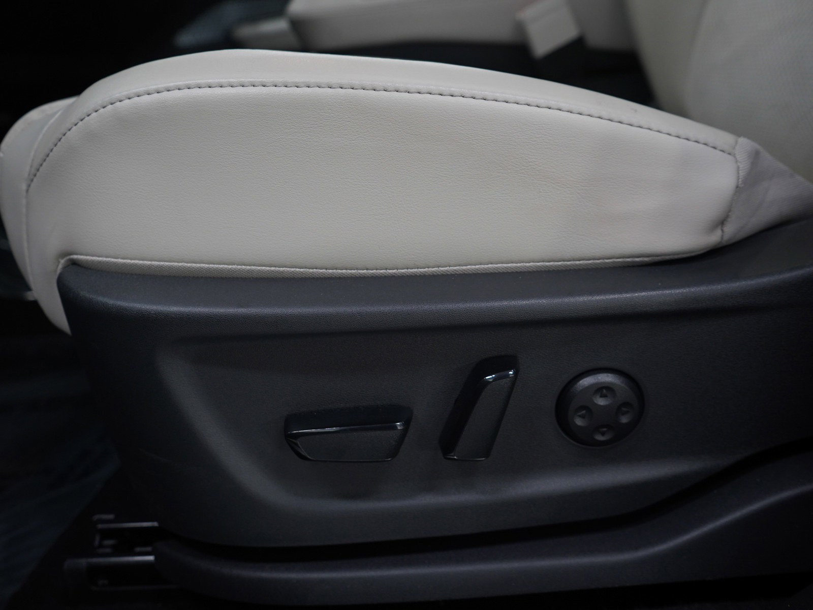 Used 2023 Nissan Ariya AWD image 24